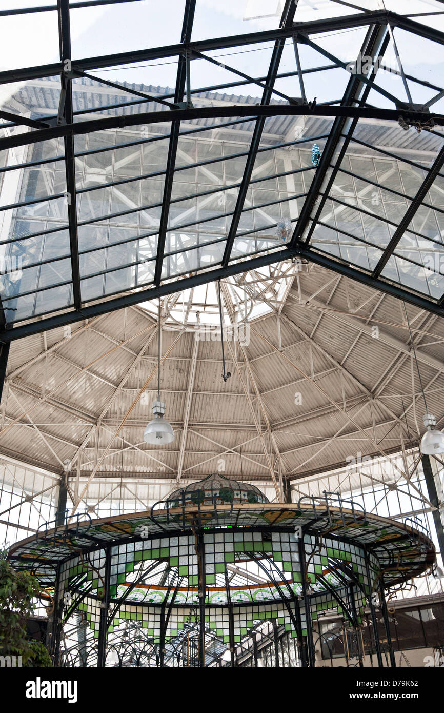 Hierro fundido esmaltadas del siglo XIX la estructura del techo interior y la glorieta en el centro del Mercado Mercado Victoria ahora se utiliza como centro comercial Foto de stock
