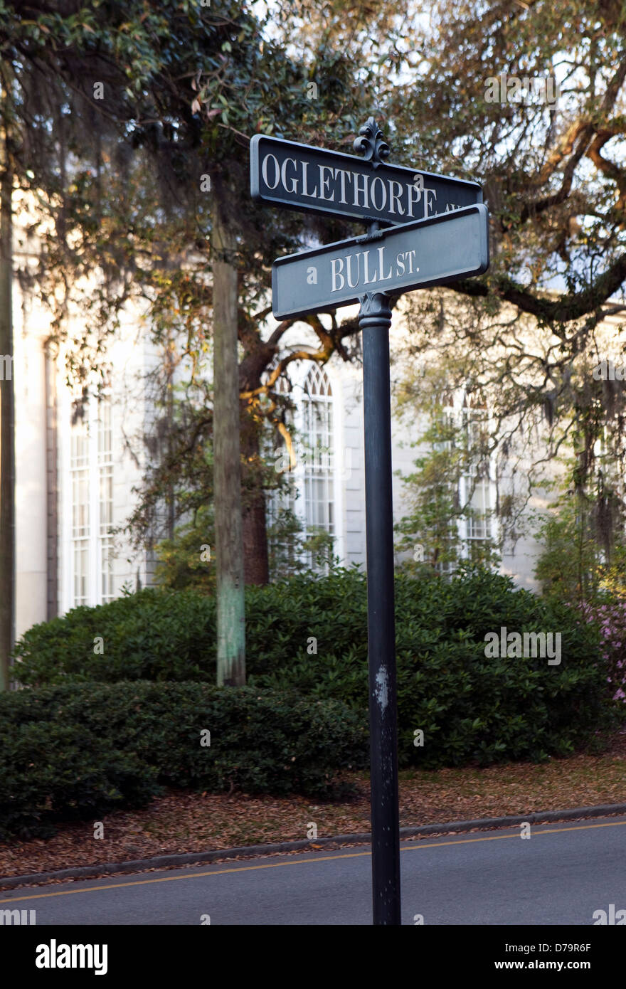 Una vista de los letreros de la calle en la esquina de las calles Toro Oglethorpe y en Savannah, Georgia Foto de stock