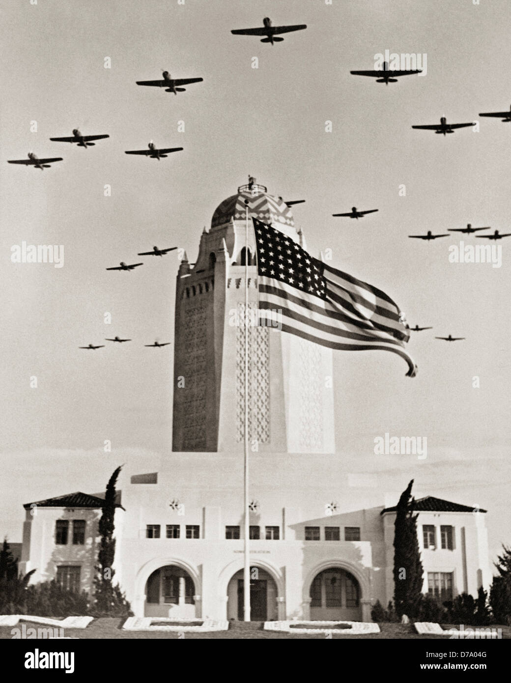 Aviones de combate sobre la bandera del edificio de administración Foto de stock