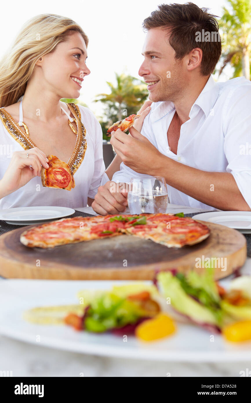 Par disfrutar de comida en restaurante al aire libre Foto de stock