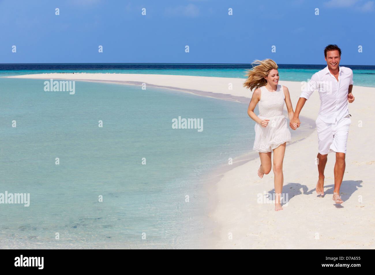 Pareja romántica girando en la hermosa playa tropical Foto de stock