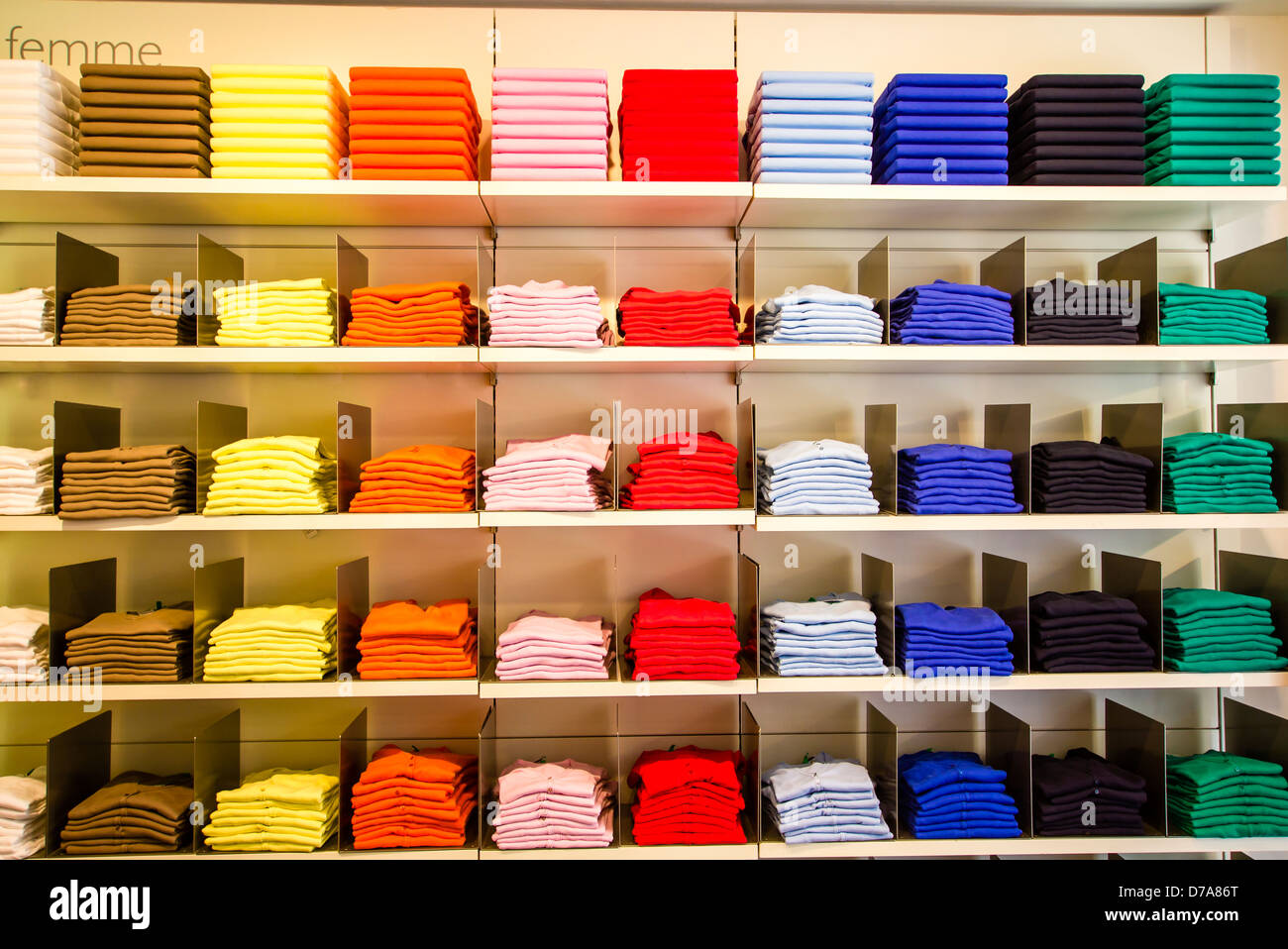 Plegar la ropa en la tienda departamental Foto de stock
