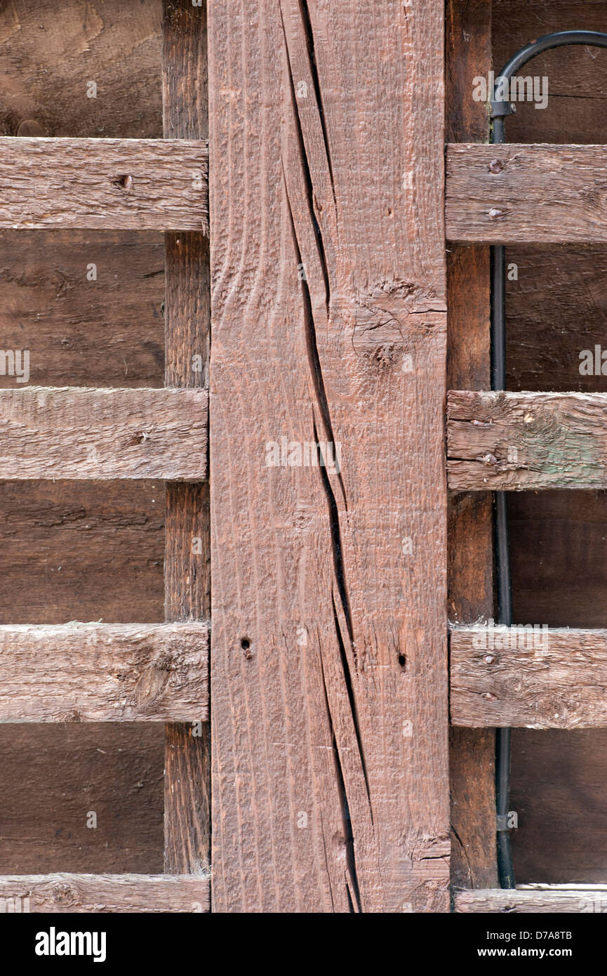 La sequedad grietas en un poste de madera tratada 4 pulg. Foto de stock