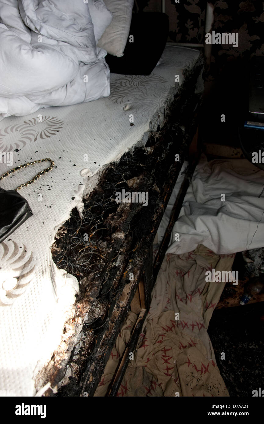 Fumar en el colchón de la cama dormitorio real de incendios Foto de stock