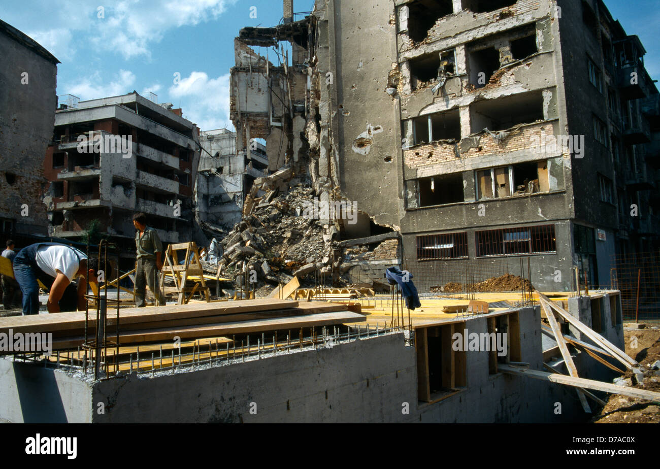 Los daños causados por la guerra y la reconstrucción de bosnia de Sarajevo Foto de stock