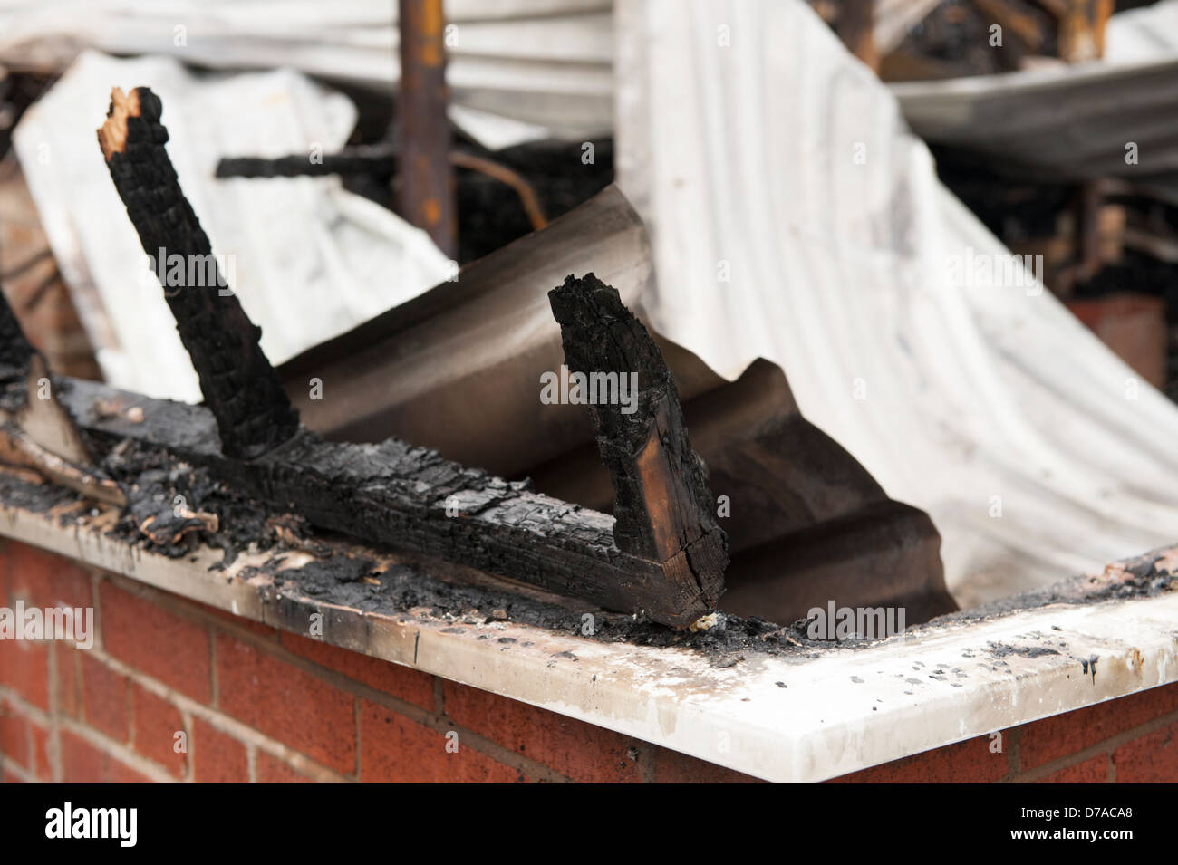 Bastidor de la ventana quemaron la casa de madera carbonizada de incendios Foto de stock
