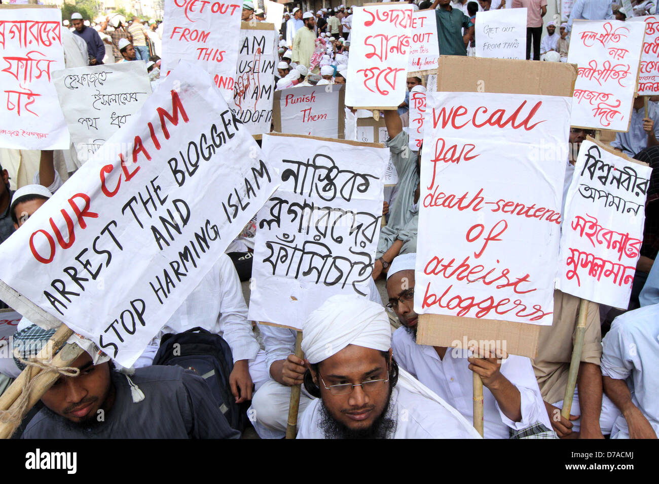 Bangladesh-e-Islam Hefajat activistas llevan pancartas durante una manifestación en Dhaka el 6 de abril de 2013. Foto de stock