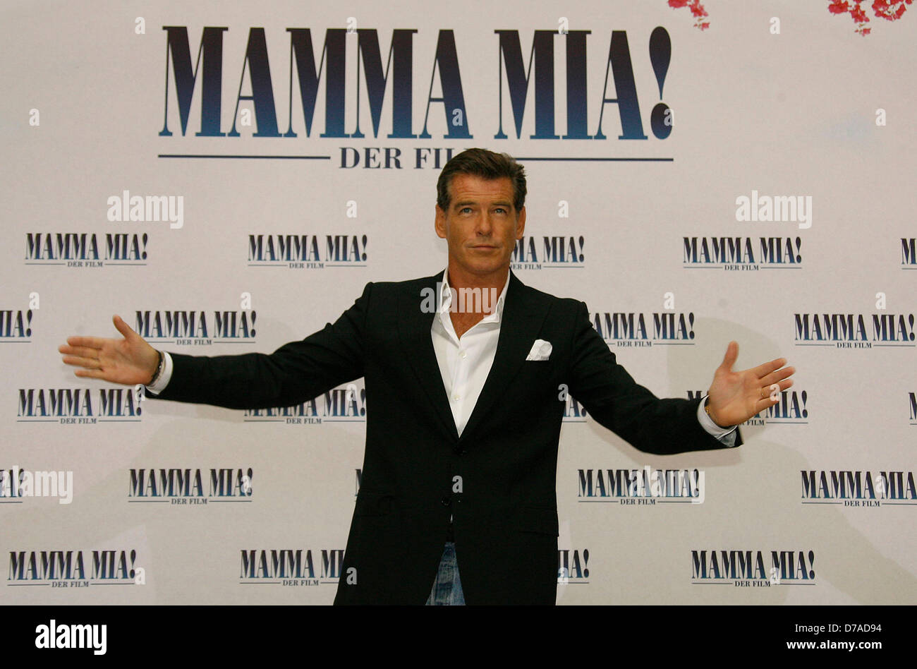 Pierce Brosnan en el photocall de 'Mamma Mia!' en Berlín el 3 de julio de 2008. Foto de stock