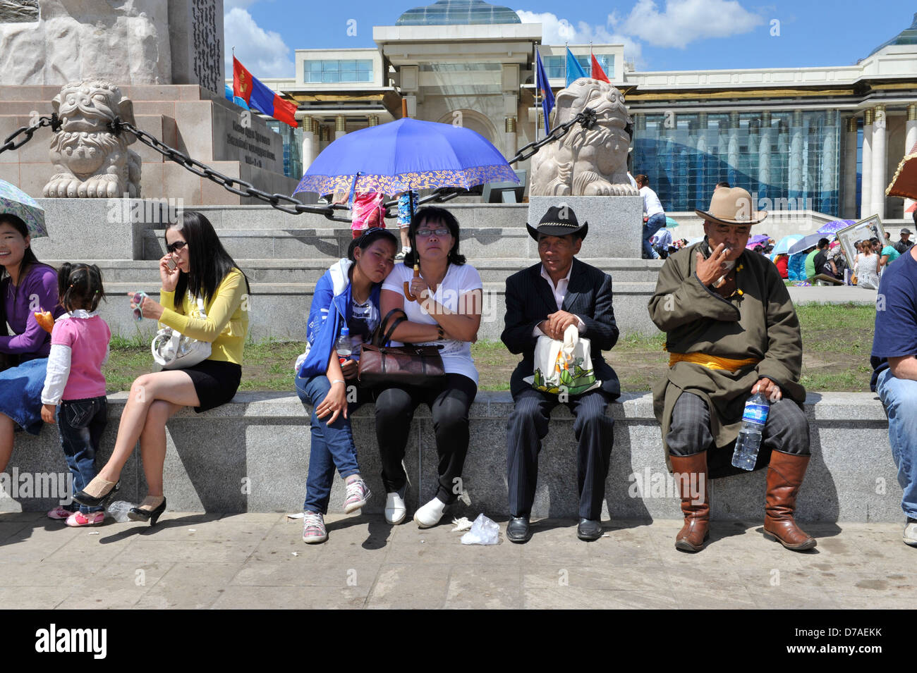 Los mongoles relajante por las fuentes en la plaza principal frente al edificio del parlamento Foto de stock