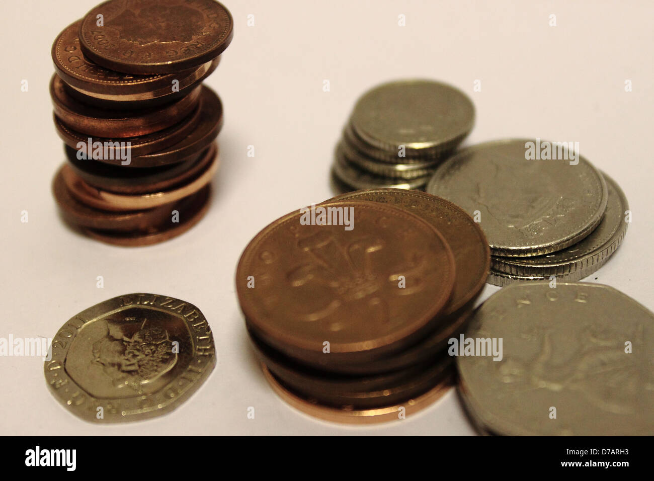 Monedas ordenados en pilas de 1p, 2p, 5p, 10p, 20p y 50p Foto de stock
