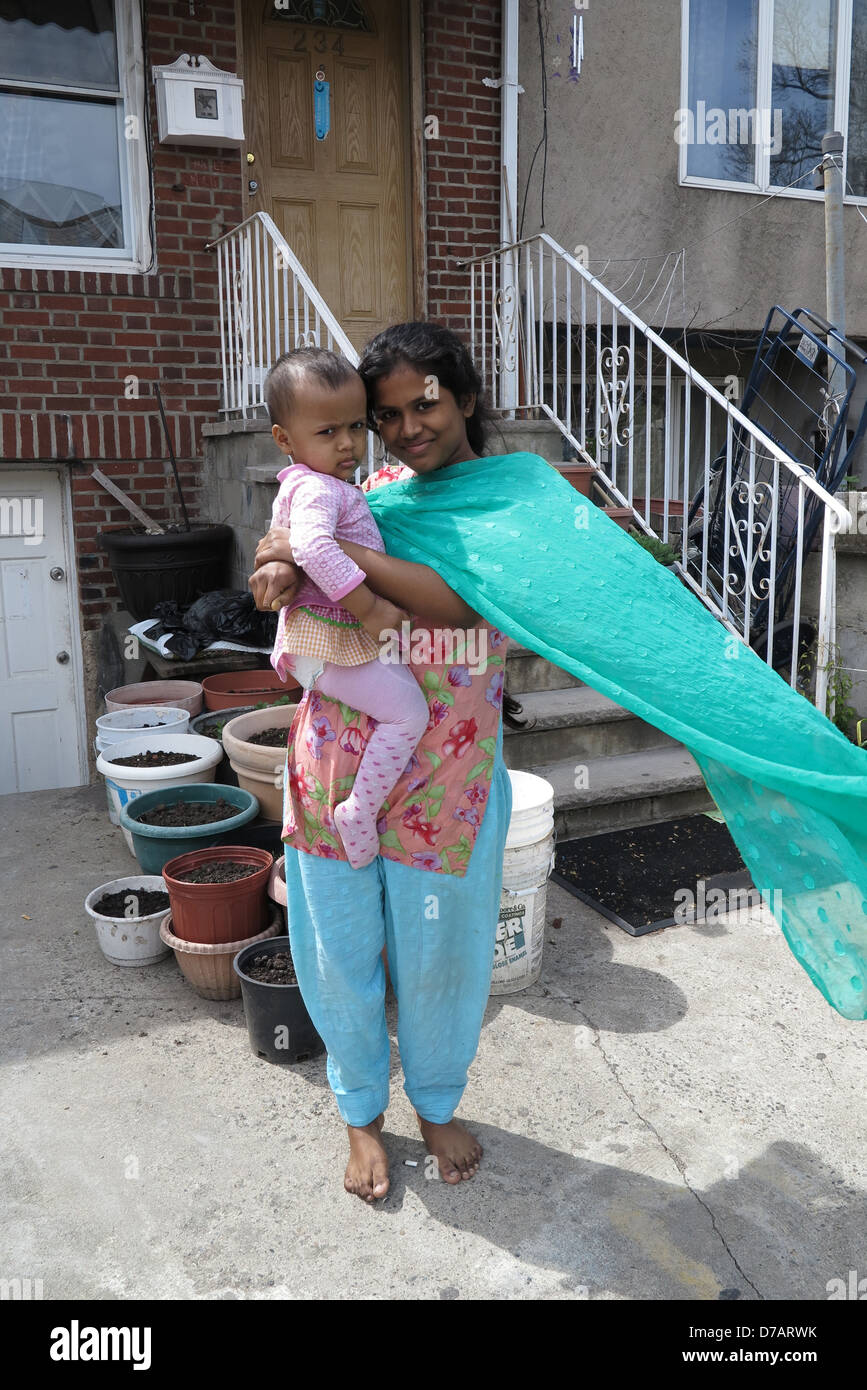La madre y el bebé Bangladeshi-American en 'Little Bangladesh' en la sección de Kensington de Brooklyn, NY, 2013. Foto de stock