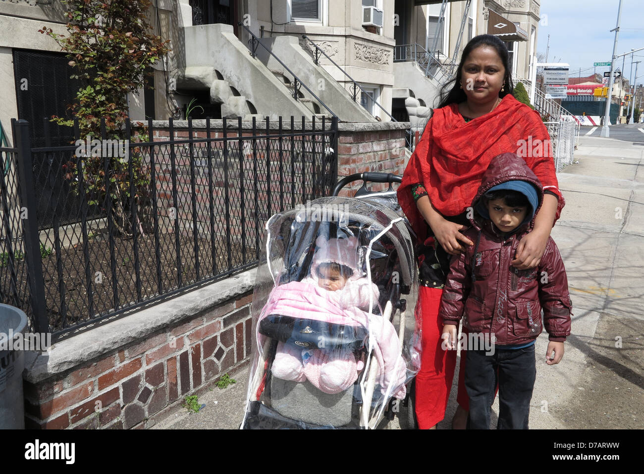 Bangladeshi-American madre y sus hijos, poco de Bangladesh, sección de Kensington, Brooklyn, NY, 2013. Foto de stock