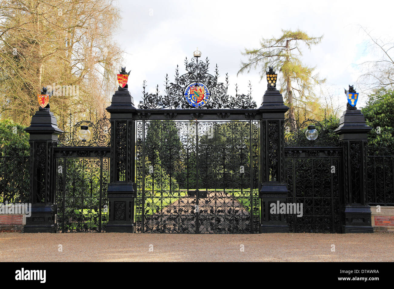 Norwich Gates, diseñado por Thomas Jekyll, Sandringham, Norfolk, Inglaterra Foto de stock
