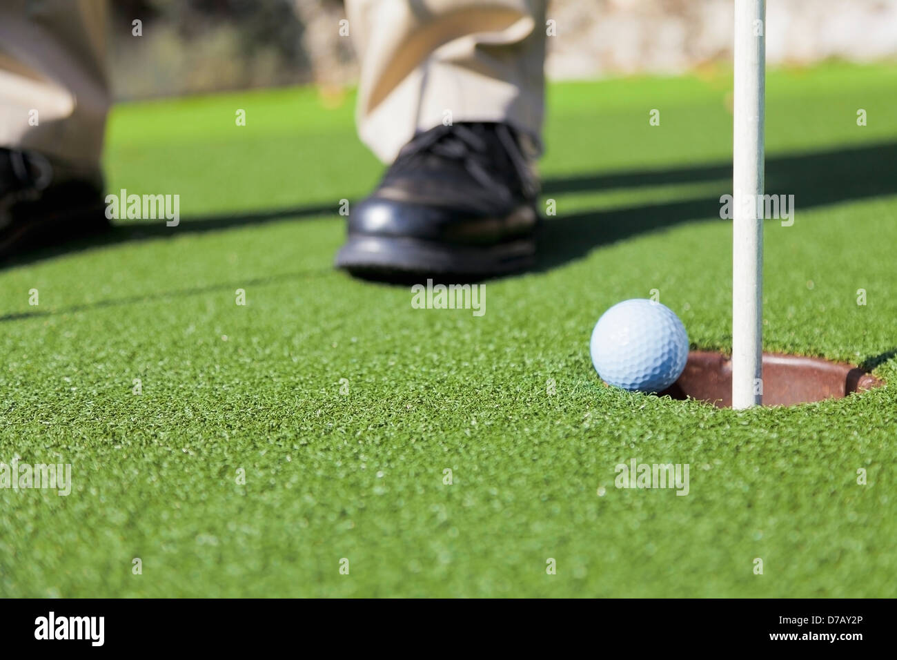 Pelota de golf cae en el orificio;Kissimmee, Florida, Estados Unidos de América Foto de stock