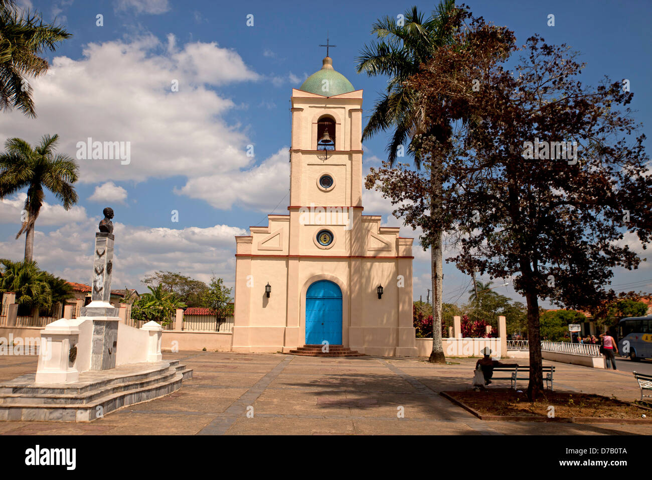 La plaza principal y la iglesia de Viñales, Valle de Viñales, en Pinar del Río, Cuba, El Caribe Foto de stock