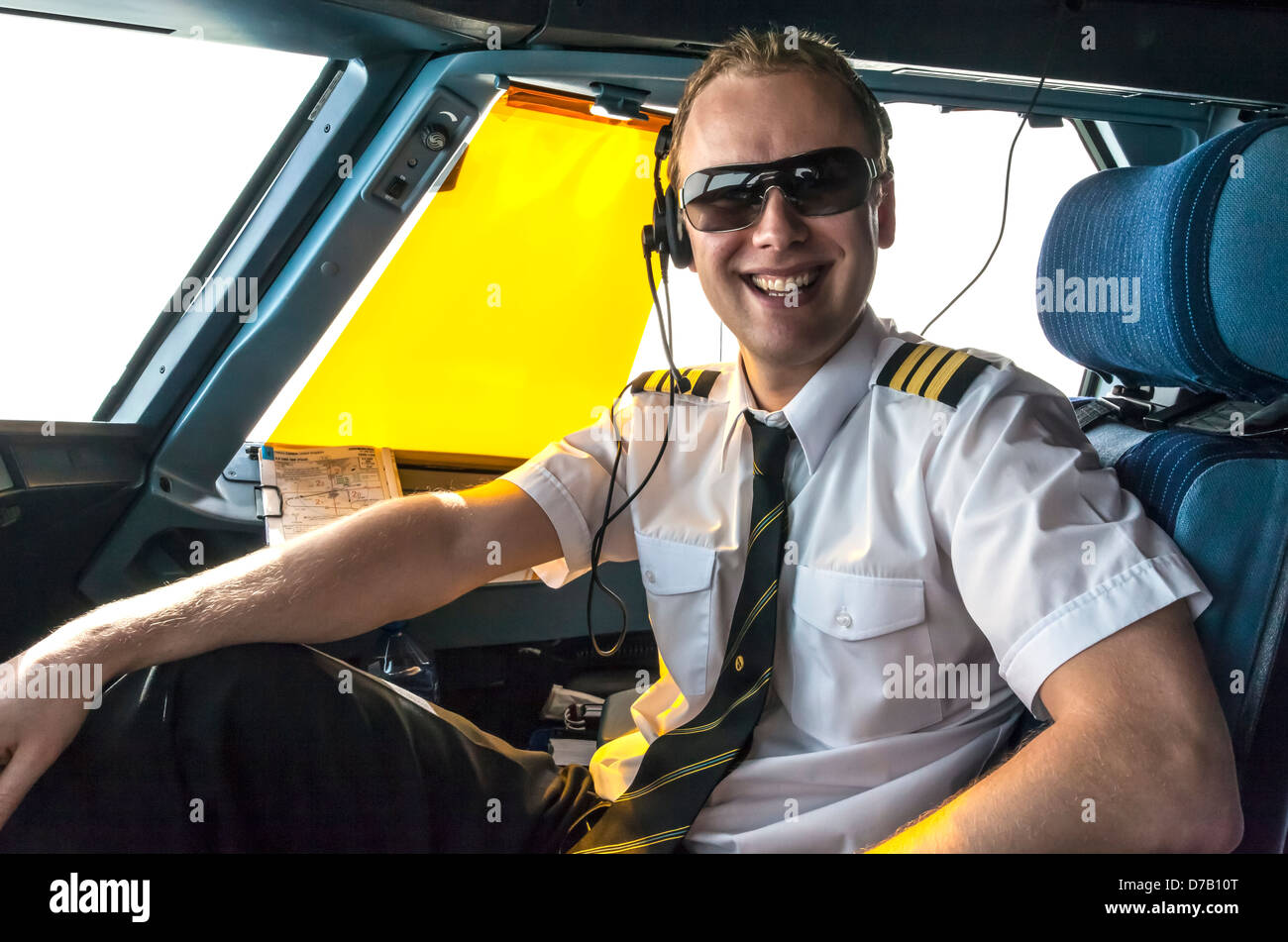 Retrato de un joven piloto de línea aérea. Foto de stock