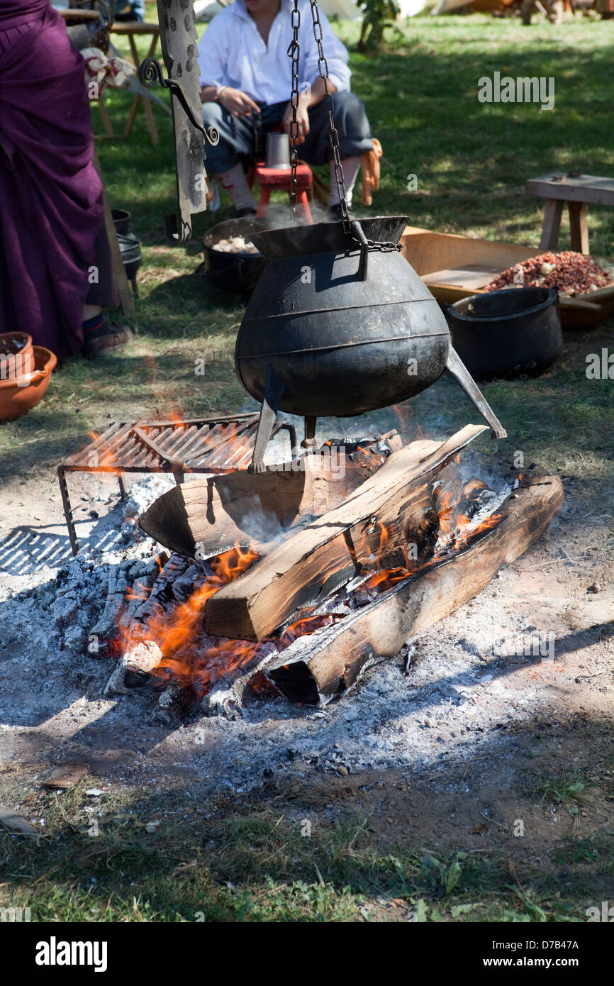 Cocinar En Dos Calderos Viejos Y Sosegados En Una Fogata Imagen de archivo  - Imagen de negro, cocina: 209405625