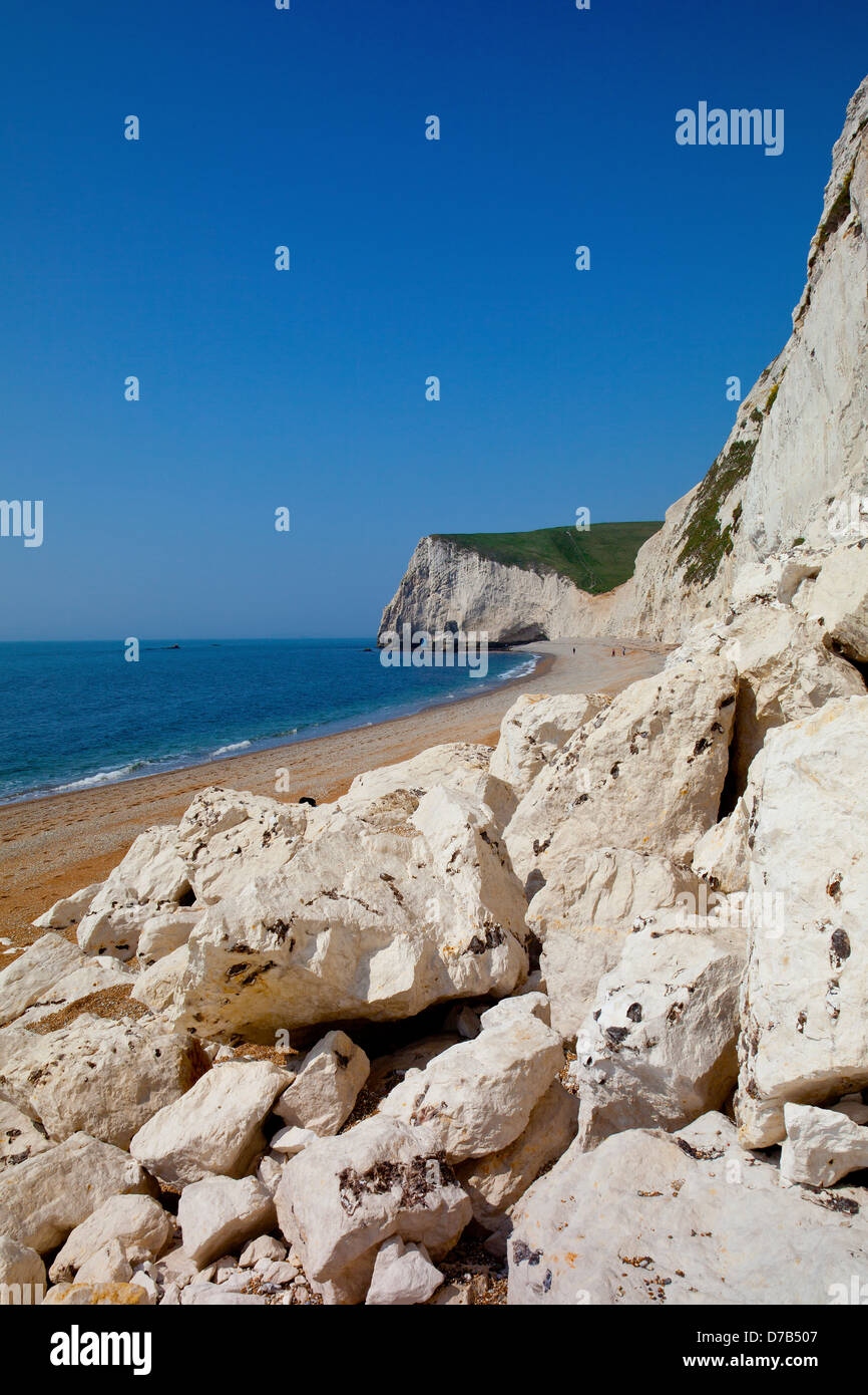 La caída de rocas desde los acantilados de tiza en la cabeza entre la puerta de Durdle Swyre y cabeza de murciélago en la costa de la herencia de SW, Dorset, Inglaterra, Reino Unido. Foto de stock