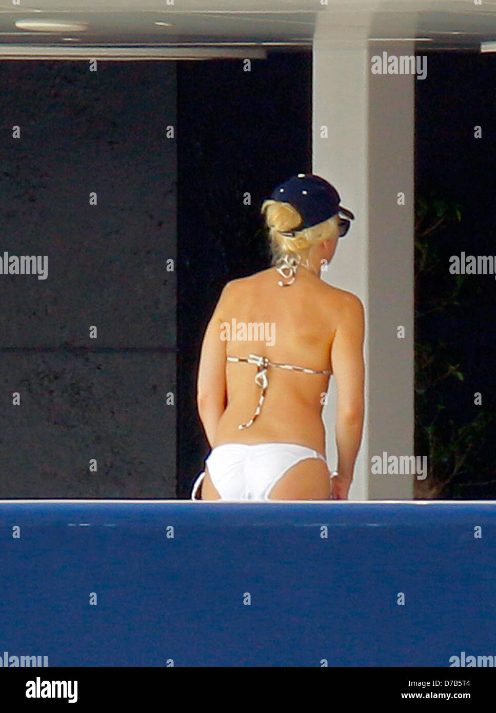 Gwen Stefani, en su bikini, es visto con amigos de pasar tiempo en el mega  yate Luna en el sur de Francia Francia - 23.05.11 Fotografía de stock -  Alamy