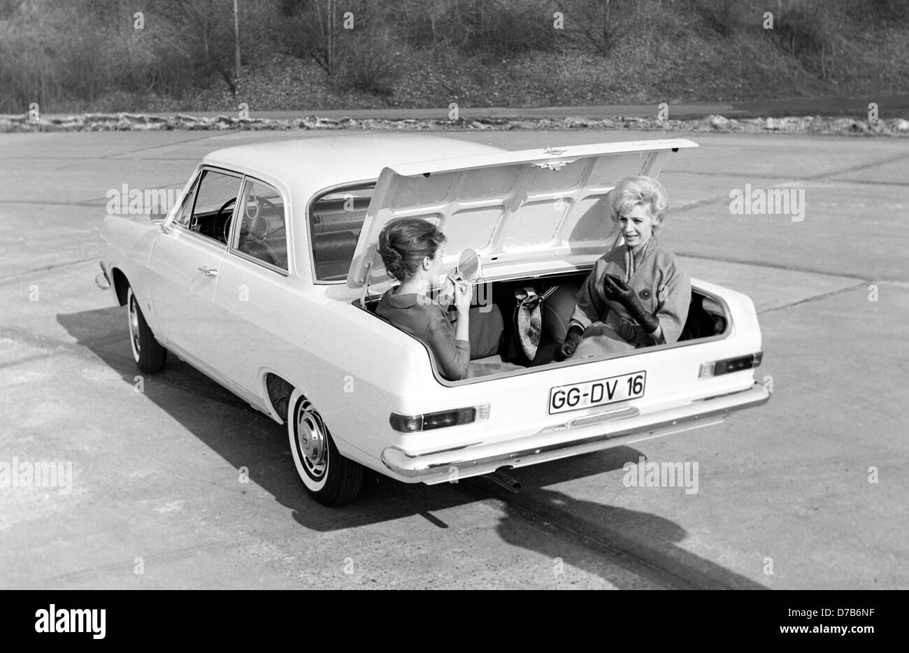 "El nuevo Opel Rekord' se presenta en Russelsheim el 5 de febrero de 1963. La imagen muestra a dos mujeres sentadas en el maletero del Nuevo Opel para ilustrar la amplitud del coche. Foto de stock
