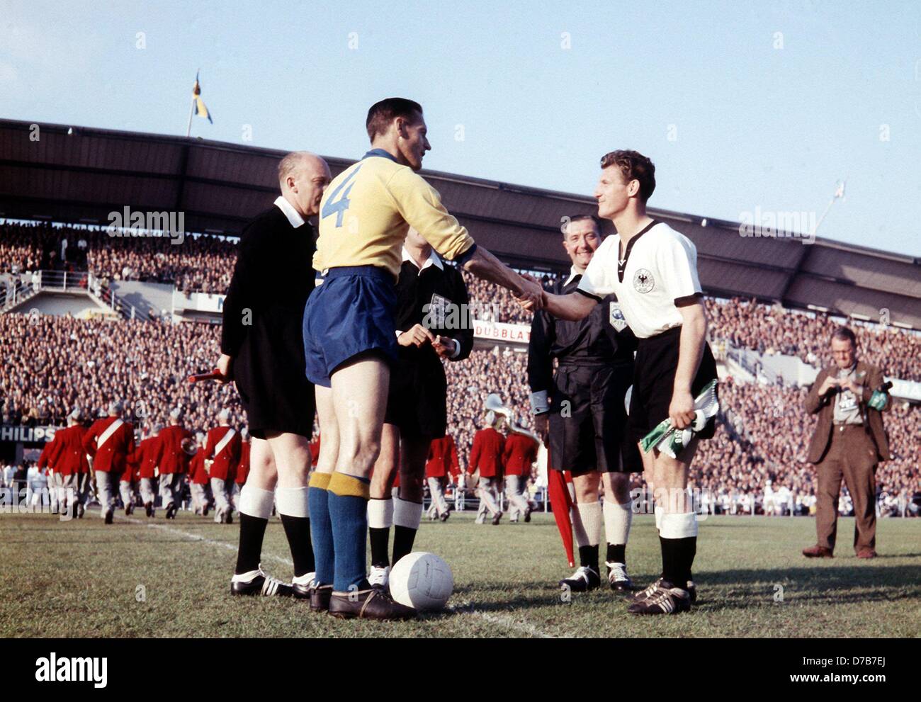 Hans Schaefer (r), el capitán del equipo nacional de fútbol alemán, y Nils Liedholm (l), capitán del equipo sueco, intercambian sus respectivos del equipo banderines antes del Kick-off de la Copa Mundial de 1958, semifinal frente a 49.500 espectadores en el estadio Ullevi de Gotemburgo, Suecia el 24 de junio de 1958. Alemania perdió el partido por un marcador de 1:3. Foto de stock