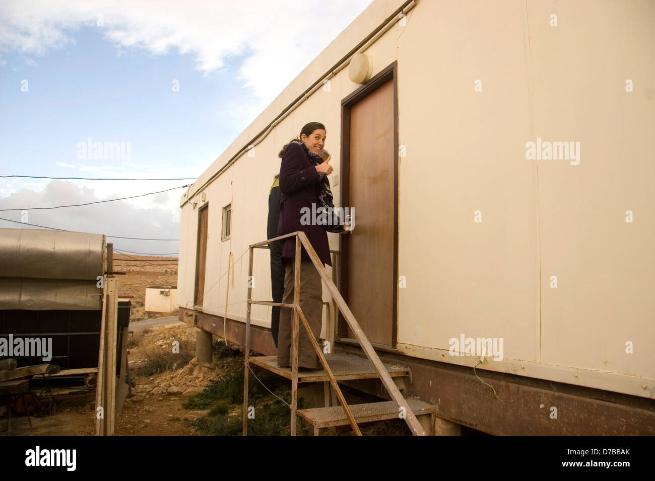 Nuevo colono entra en su casa móvil en Kfar Eldad Foto de stock