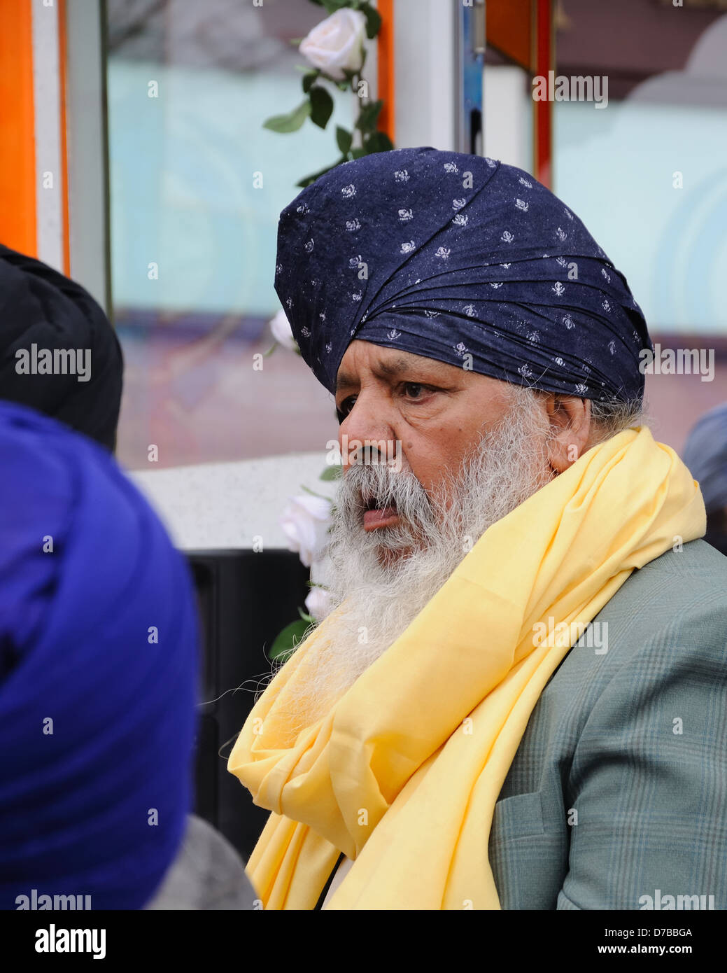 Un indio caballero con gran turbante y larga barba gris. Foto de stock