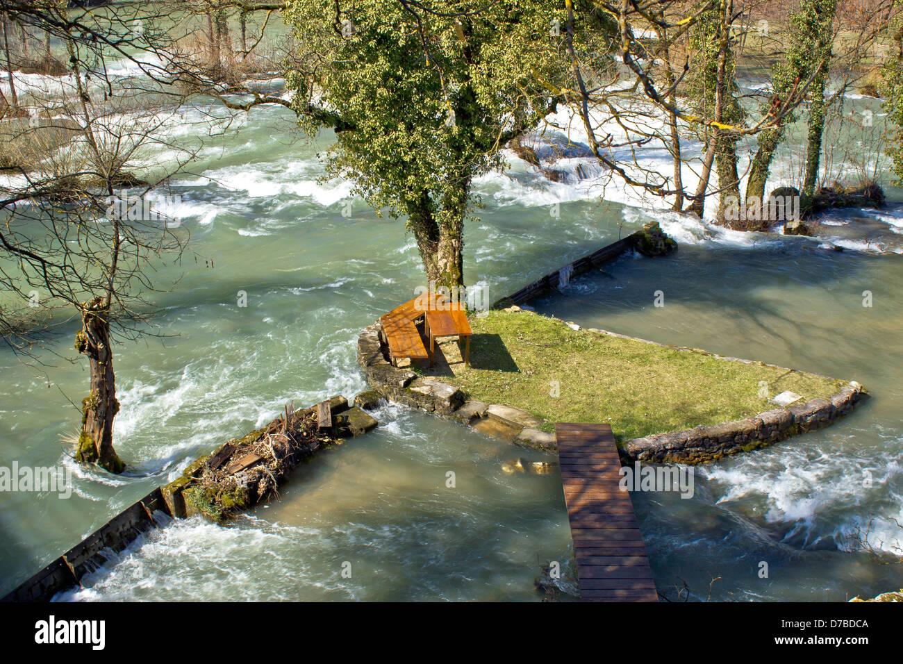 Lugar de descanso en la naturaleza pura en la pequeña isla fluvial en el pueblo Rastoke en Croacia Foto de stock