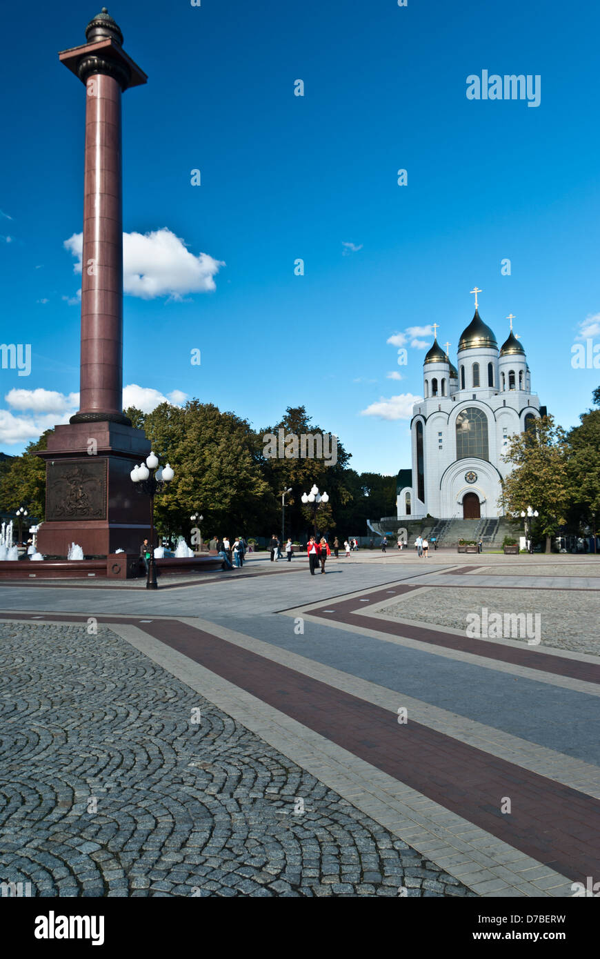 La columna de la victoria y la Catedral Ortodoxa Rusa de Cristo Salvador en la Plaza de la victoria, Kaliningrado, Rusia Foto de stock