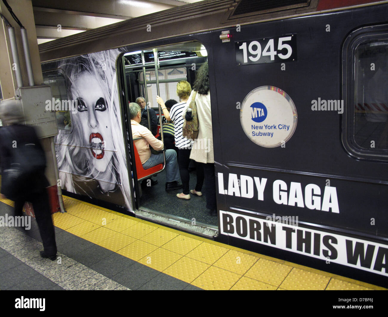 Inmundicia Excesivo Frente GAGA adorna el METRO DE NUEVA YORK Lady Gaga se ha apoderado de la ciudad  de Nueva York - la carátula de su próximo álbum nació de esta manera tiene  Fotografía de