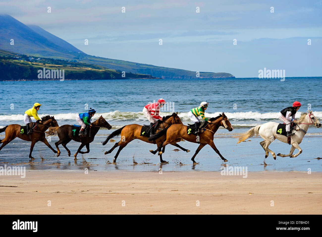 Carreras en la playa de Rossbeigh Glenbeigh Kerry Foto de stock