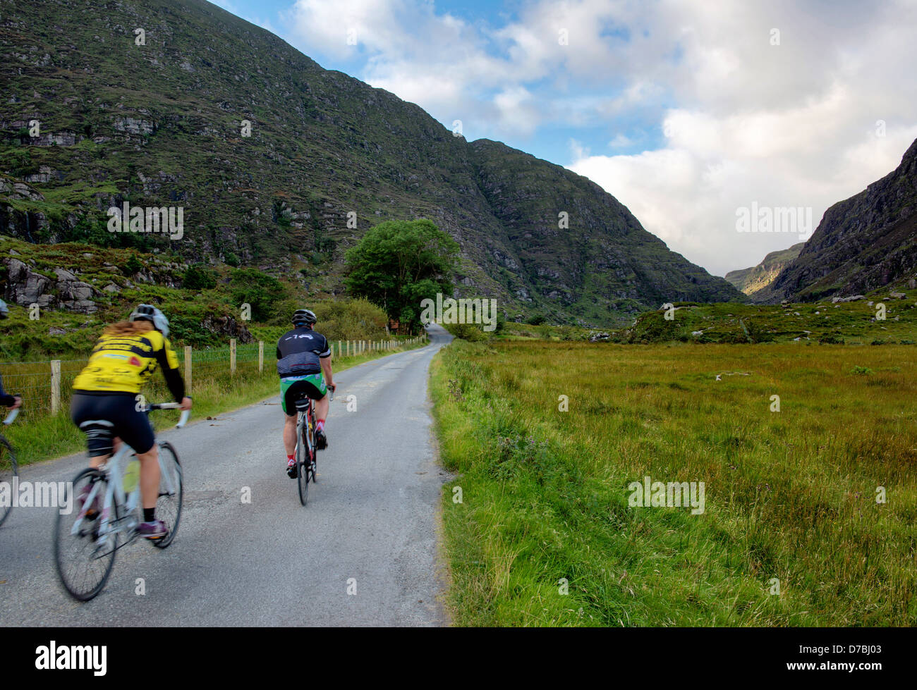 Ciclismo en el Gap of Dunloe Kerry , Co. Foto de stock