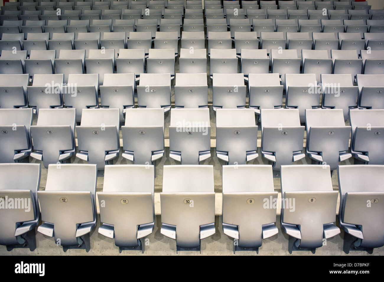 Las filas de asientos vacíos en un estadio de deportes Foto de stock