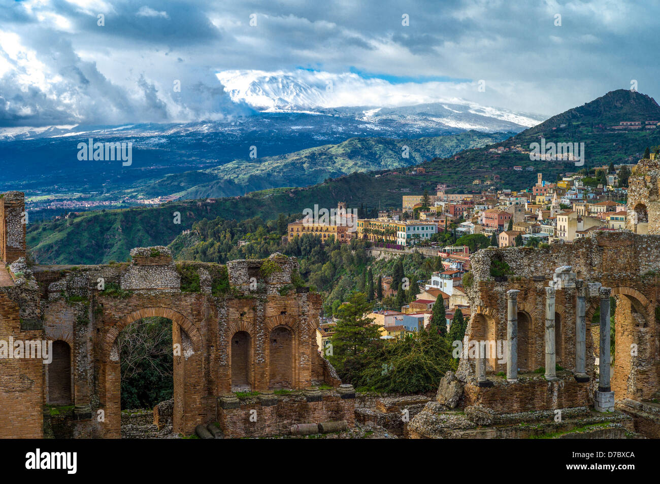 Europa, Italia, Sicilia, Taormina, el Teatro Griego y el paisaje en volcan Etna con nieve Foto de stock
