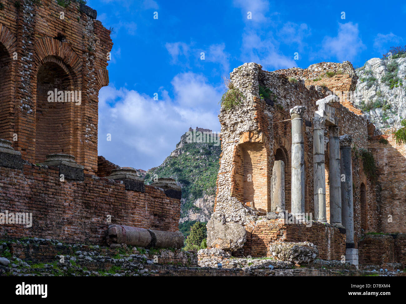 Europa, Italia, Sicilia, Taormina, el teatro griego con Castelmola en segundo plano. Foto de stock