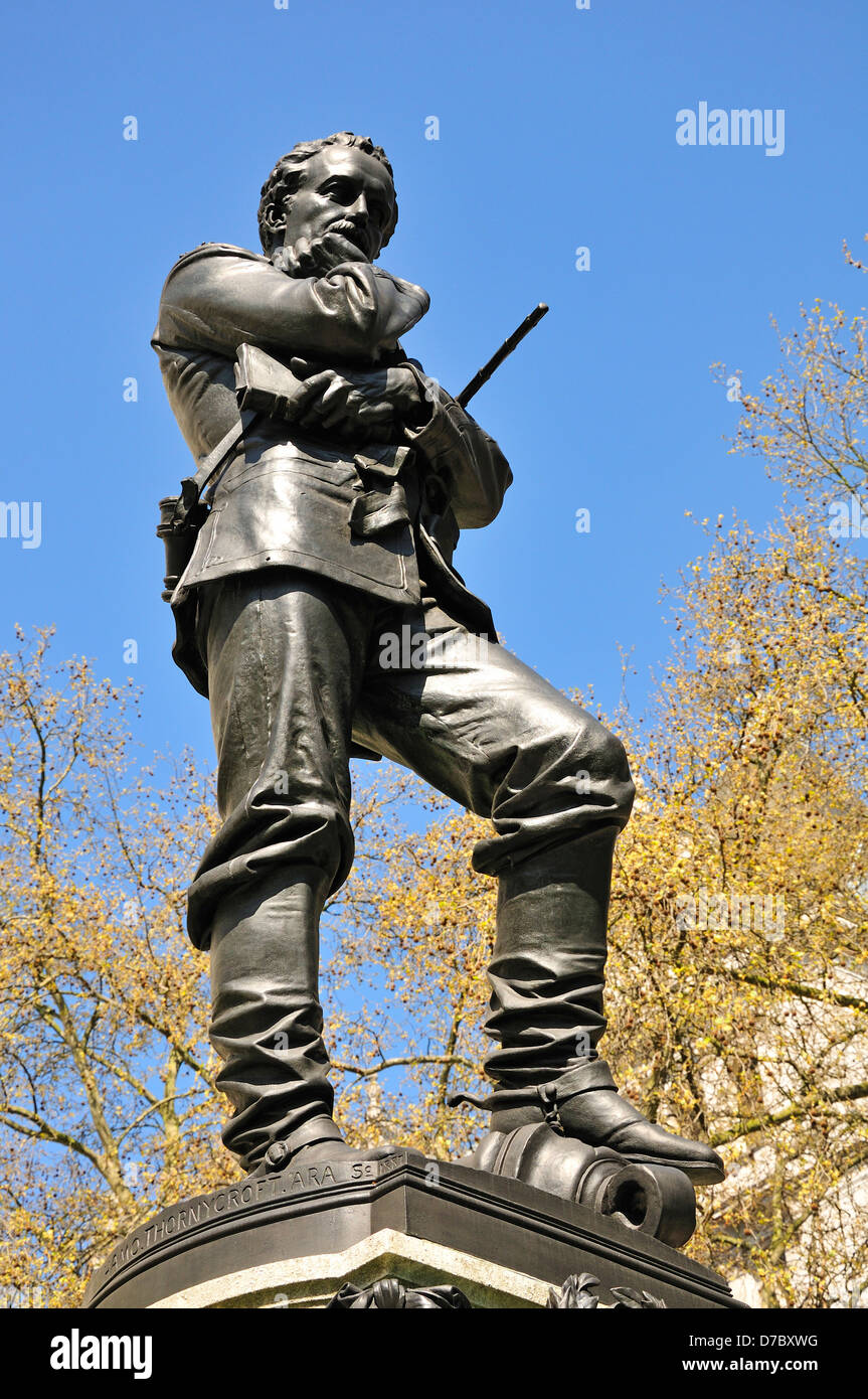 Londres, Inglaterra, Reino Unido. Estatua (1888: Hamo Thornycroft) del General de División Charles G. Gordon - 'Gordon of Jartum' (1833-85) Foto de stock
