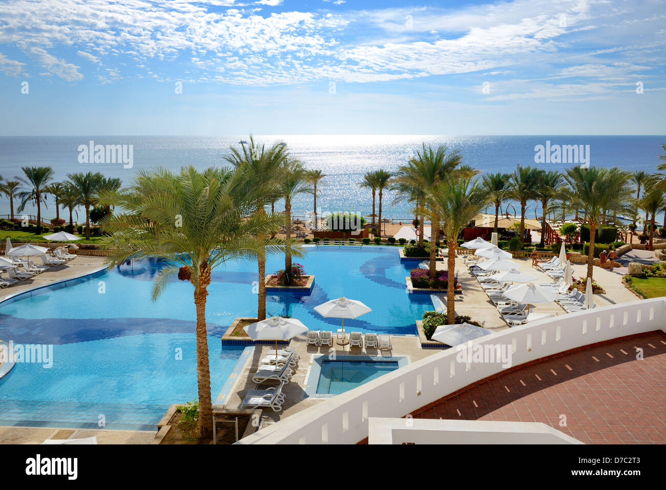 Piscina, cerca de la playa en el hotel de lujo, Sharm el Sheikh, Egipto Foto de stock