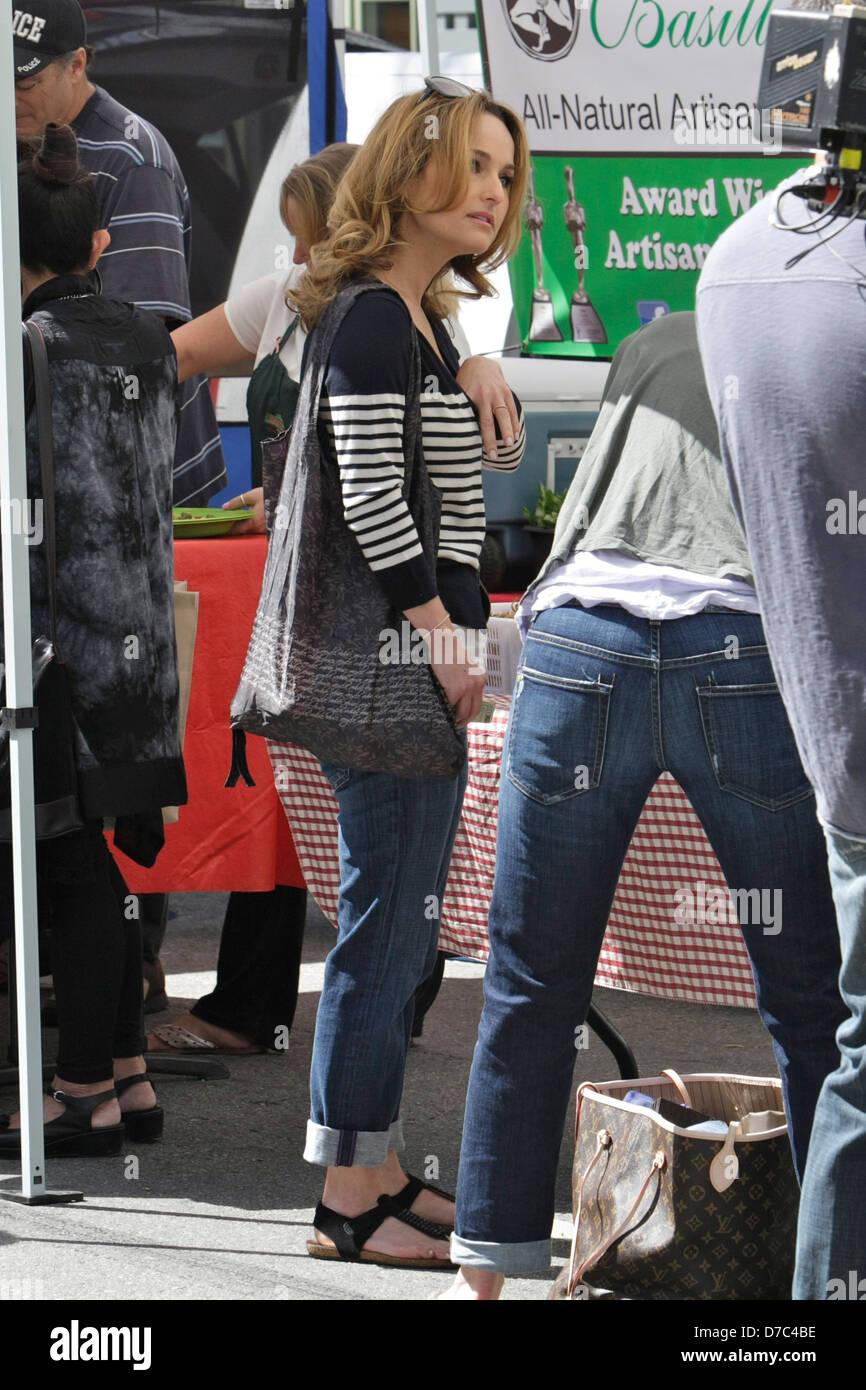 Giada De Laurentiis Es Filmado Mientras Compras En Un Mercado De Flores ...