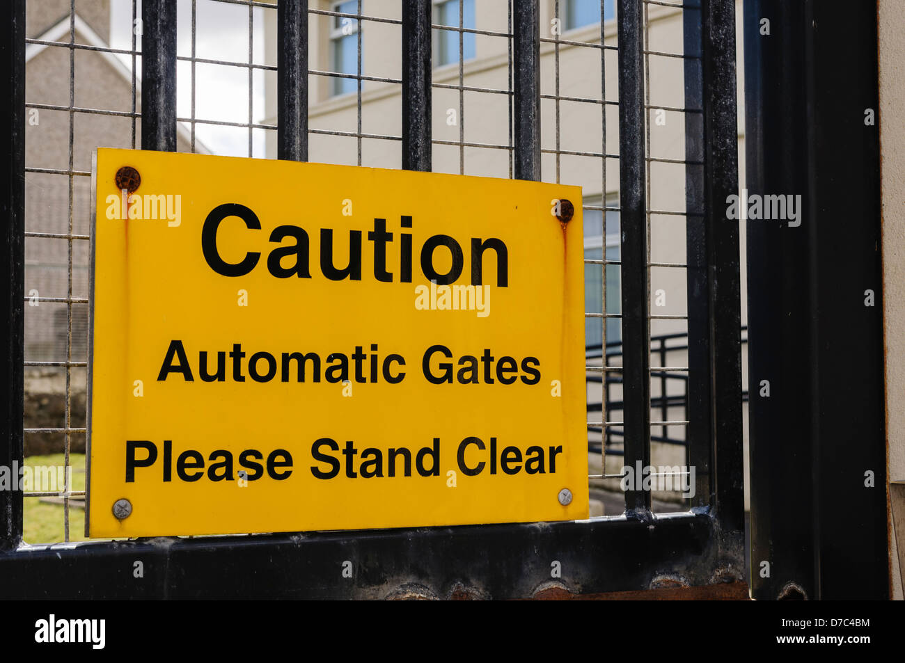Señal en un fortificadas PSNI comisaría "precaución: puertas automáticas. Por favor, manténgase alejado." Foto de stock