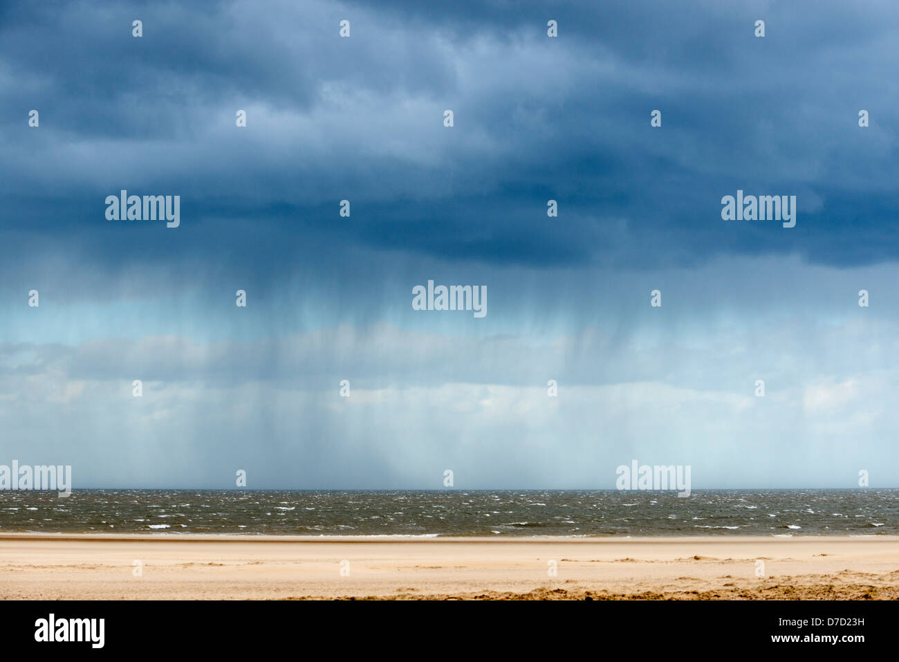 Nubes de lluvia sobre el mar, Holkham Bay Foto de stock