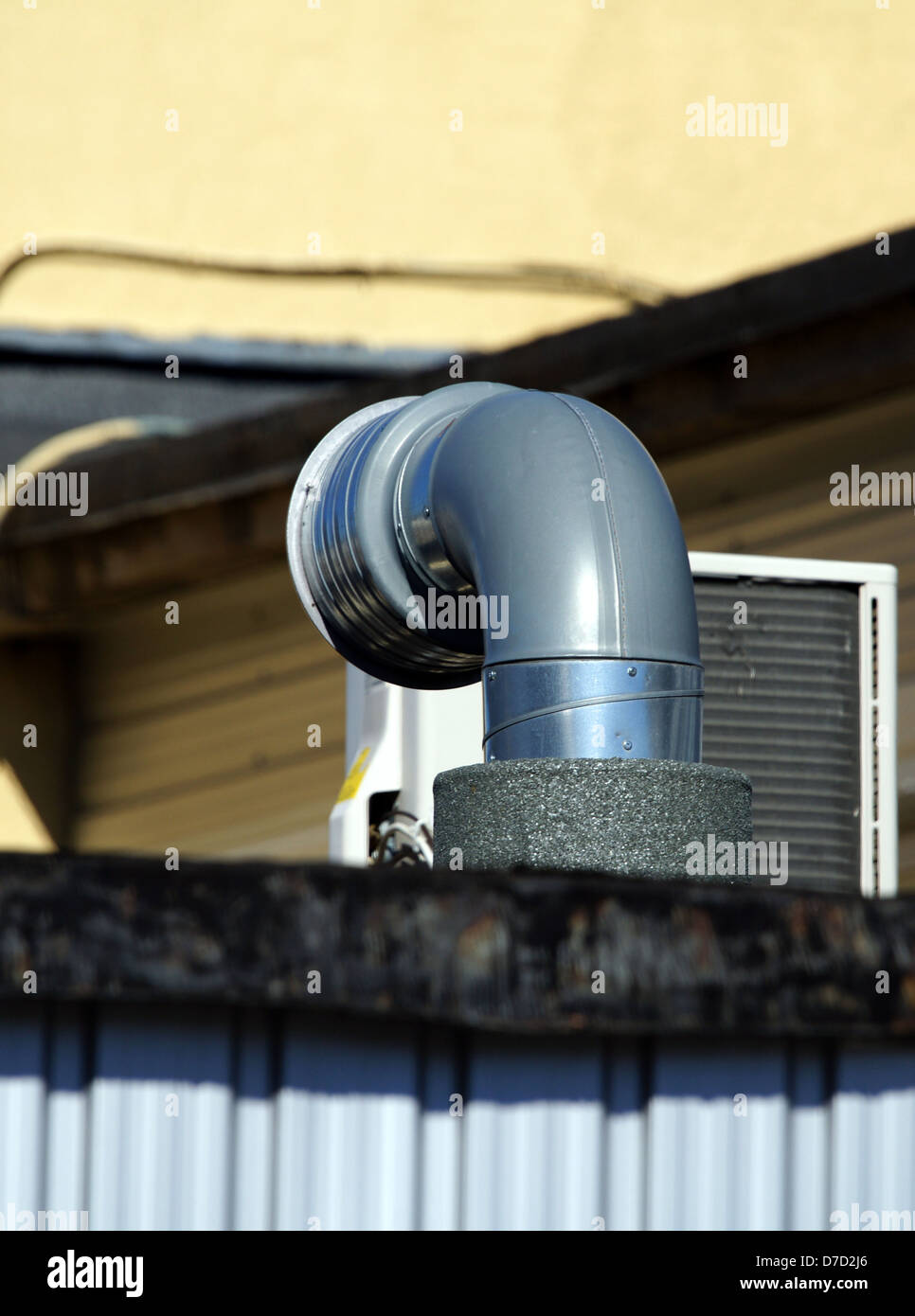 Tubería con cubierta aislante térmico frío industria tubos de aire  acondicionado Fotografía de stock - Alamy