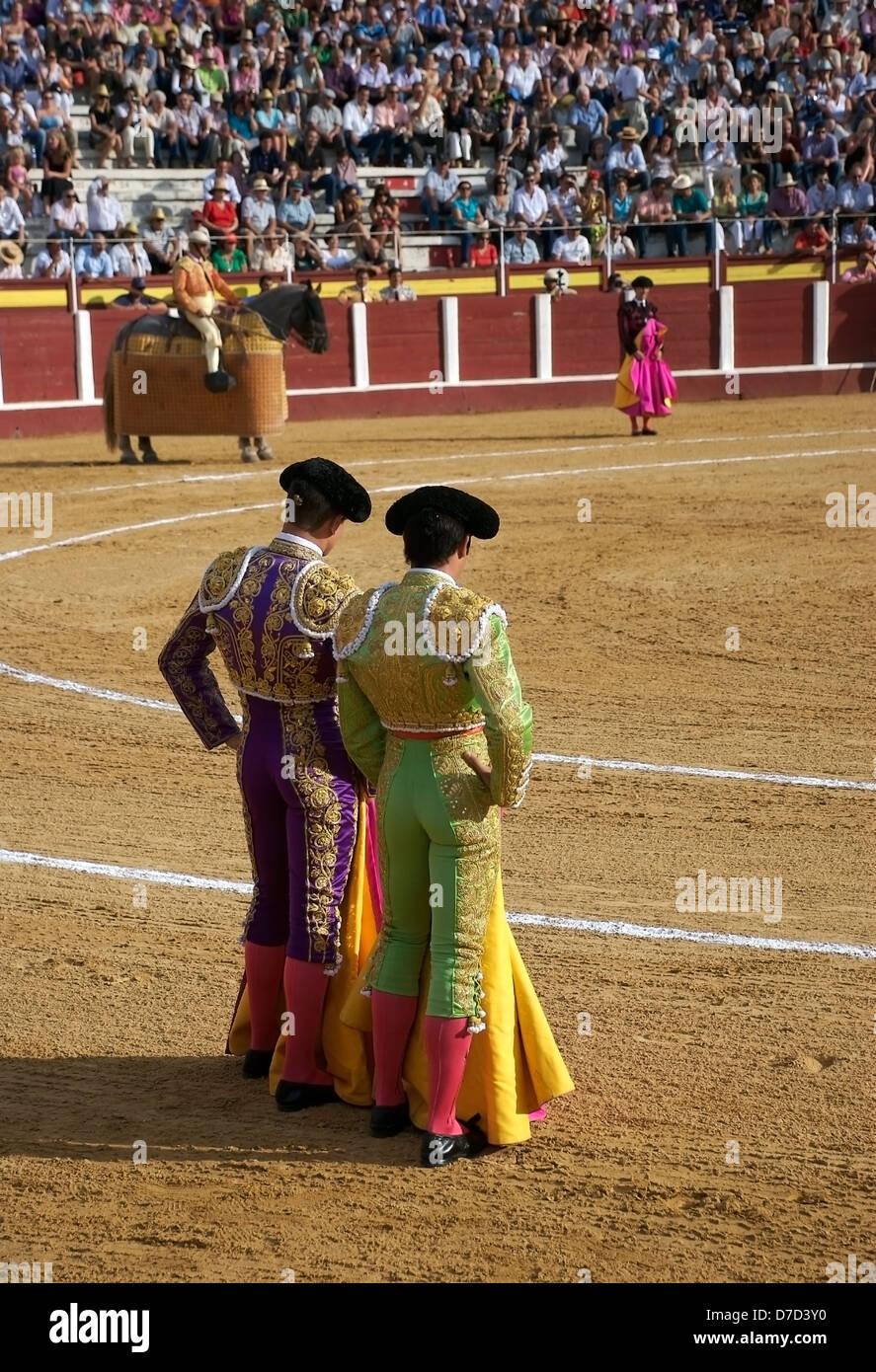 Durante una corrida de toros, Banderilleros esperando el picador para realizar en la plaza de toros de Fuengirola, Costa del Sol, España. Foto de stock