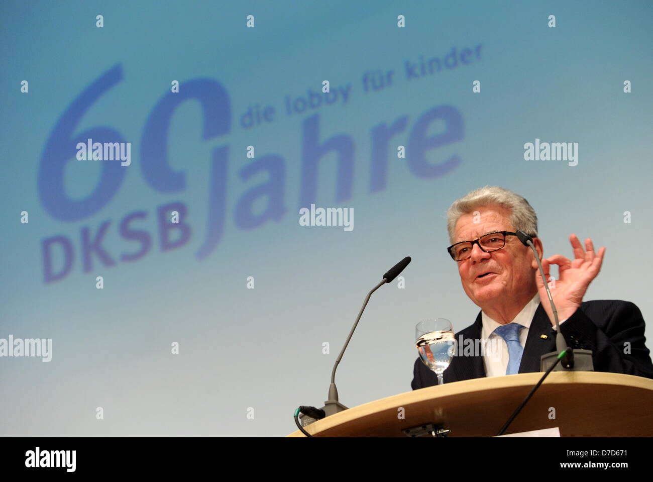 Imagen de un documento de fecha 03 de mayo de 2013 muestra el presidente alemán Joachim Gauck hablar en el escenario durante el 60º aniversario de la Liga de Protección de la Infancia alemana (DKSB) en Munich, Alemania. DKSB tiene más de 50.000 miembros, Thanh. Foto: Deutscher Kinderschutzbund e.V./Tobias Hase Foto de stock