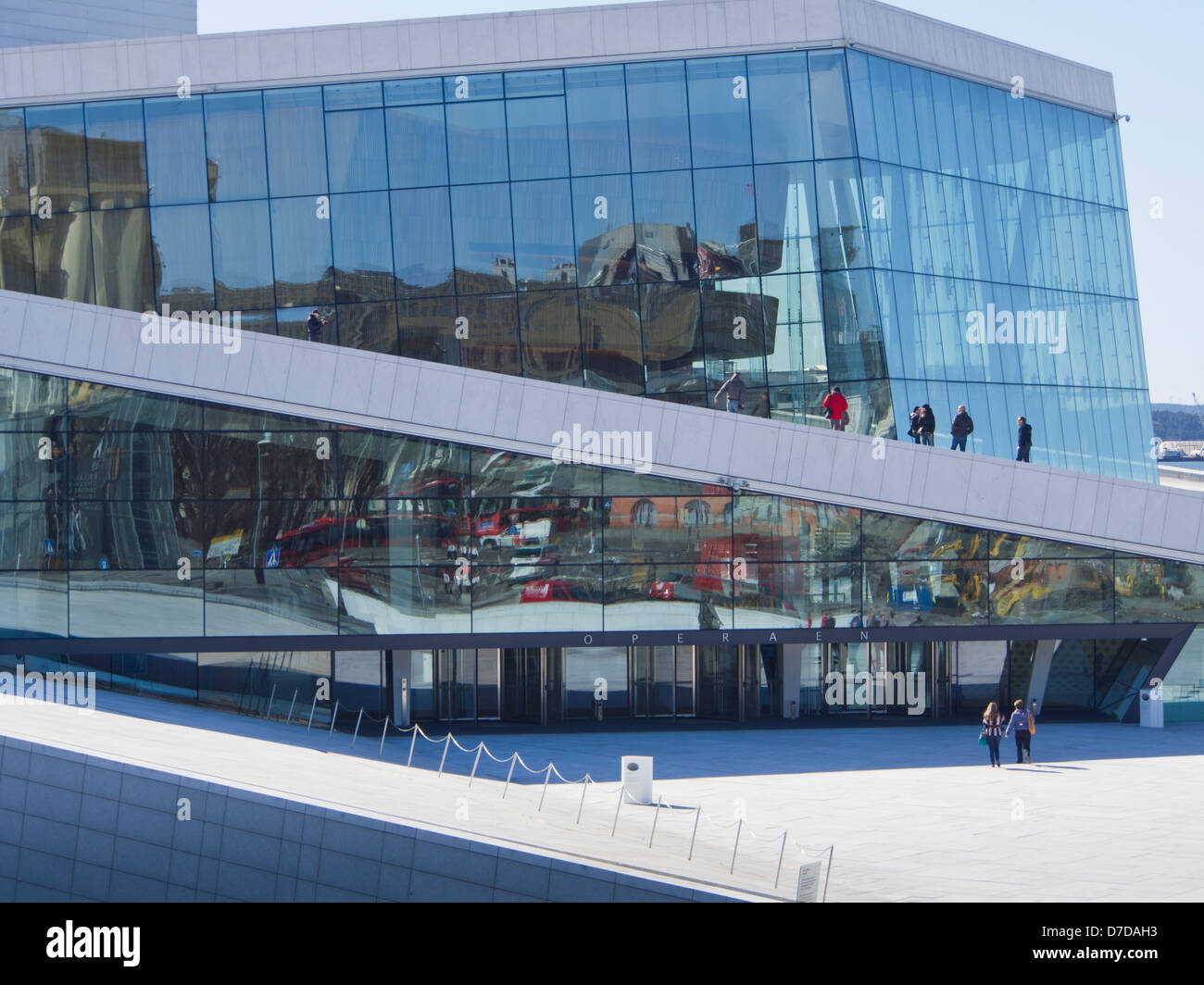 La ópera de Oslo diseñado por los arquitectos Snøhetta, un nuevo punto de enfoque en Oslo Noruega de la fachada y la entrada de visitantes en el techo Foto de stock