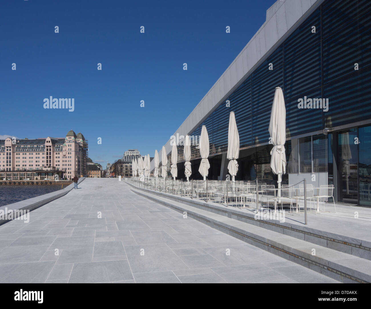 La ópera de Oslo por arquitectos Snøhetta, un nuevo punto de enfoque en Oslo, Noruega, vista desde el fiordo lateral, Paseo y café Foto de stock