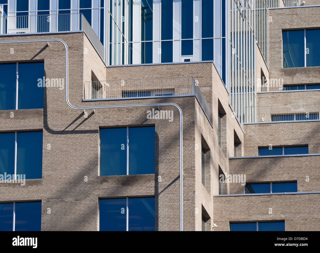 El código de barras, una nueva zona de oficinas en el centro de Oslo, Noruega , variadas e interesantes fachadas, sede del Banco Noruego DNB Foto de stock
