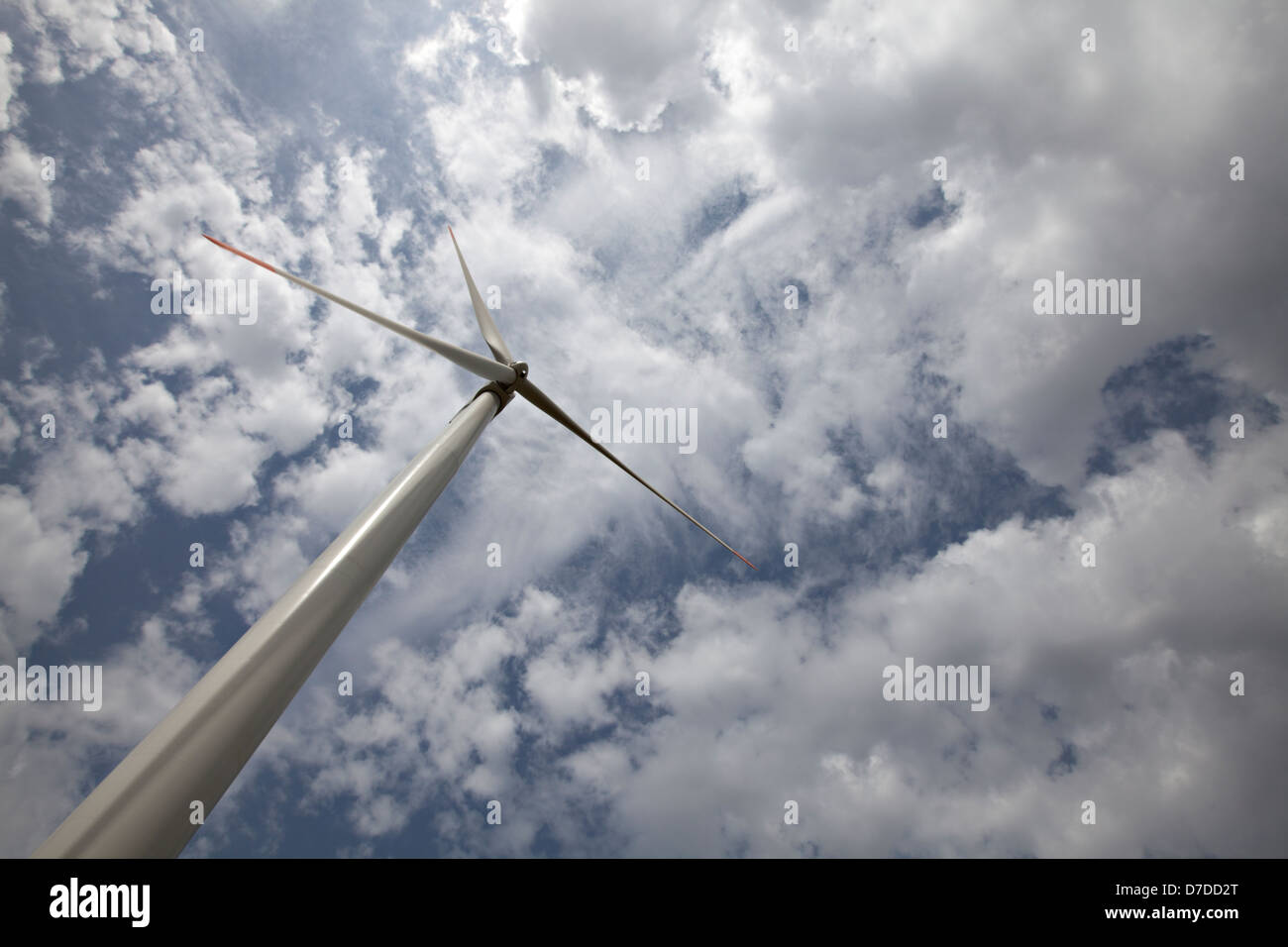 La turbina eólica - fuente de energía alternativa y verde Foto de stock