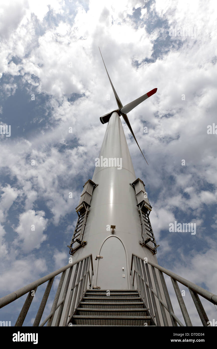 La turbina eólica - fuente de energía alternativa y verde Foto de stock