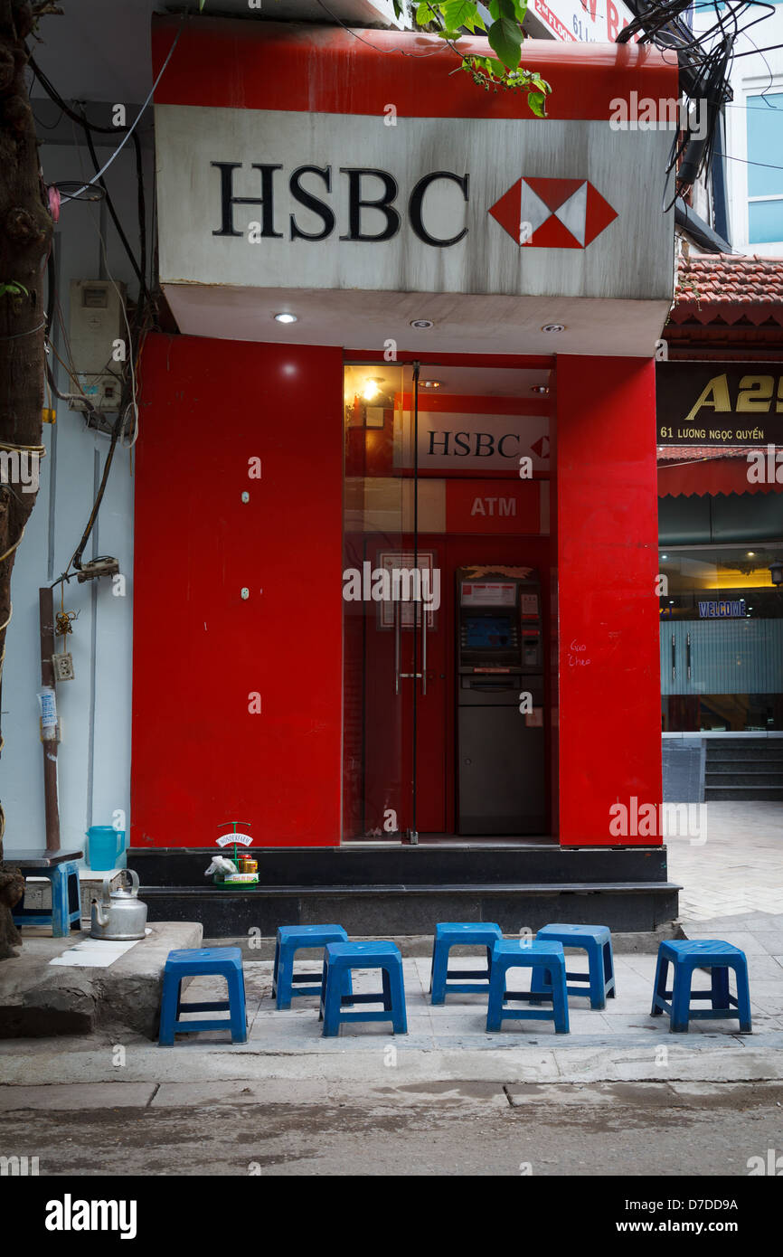 Un cajero de HSBC en Hanoi, Vietnam Foto de stock