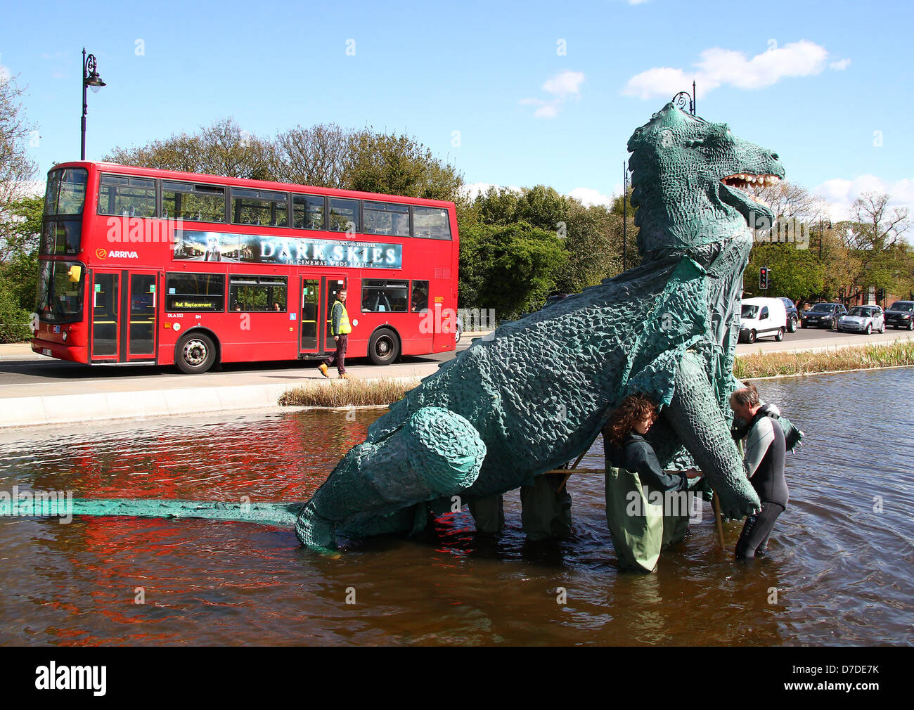 Londres, Reino Unido, 4 de mayo de 2013: Serrana Korda es espectacular monstruo gigante marioneta toma parte en una actuación especial "parodia la Bestia' Foto de stock